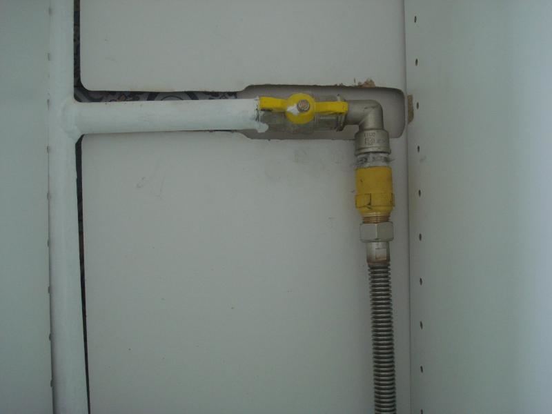 Газовая труба и отвод под столешницей, допустимая схема