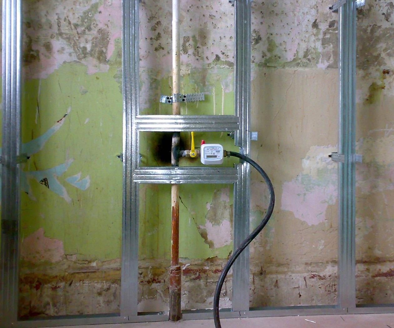 Фальш-стена закрыла газовую трубу