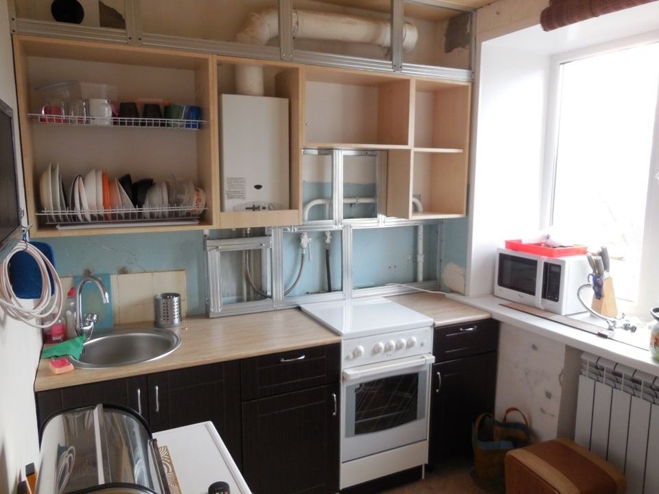 Фальш-стена закрывает газовую трубу, второй ракурс