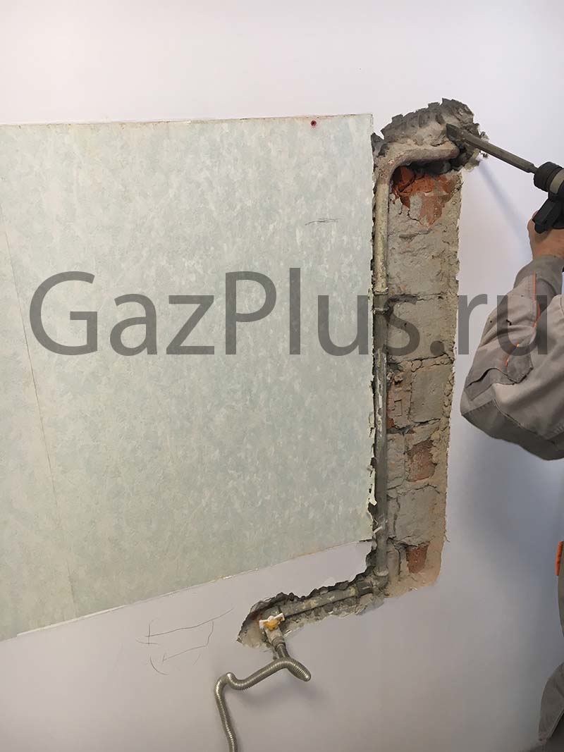 Газовая труба замурована в стене — недопустимо